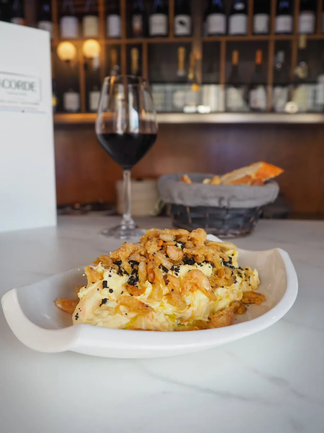 Huevos fritos con gamba cristal en Cervecería Acorde