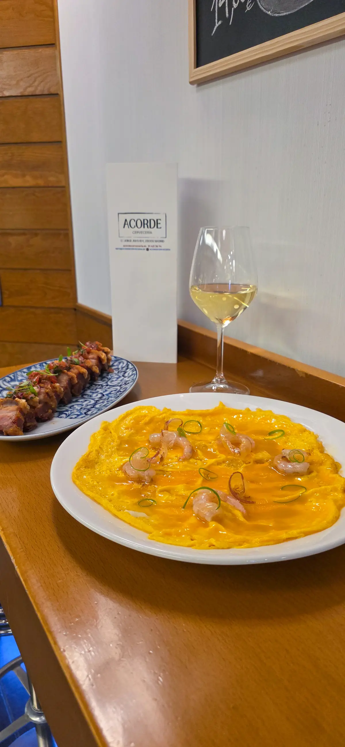 Tortilla vaga con una copa de vino en la mesa