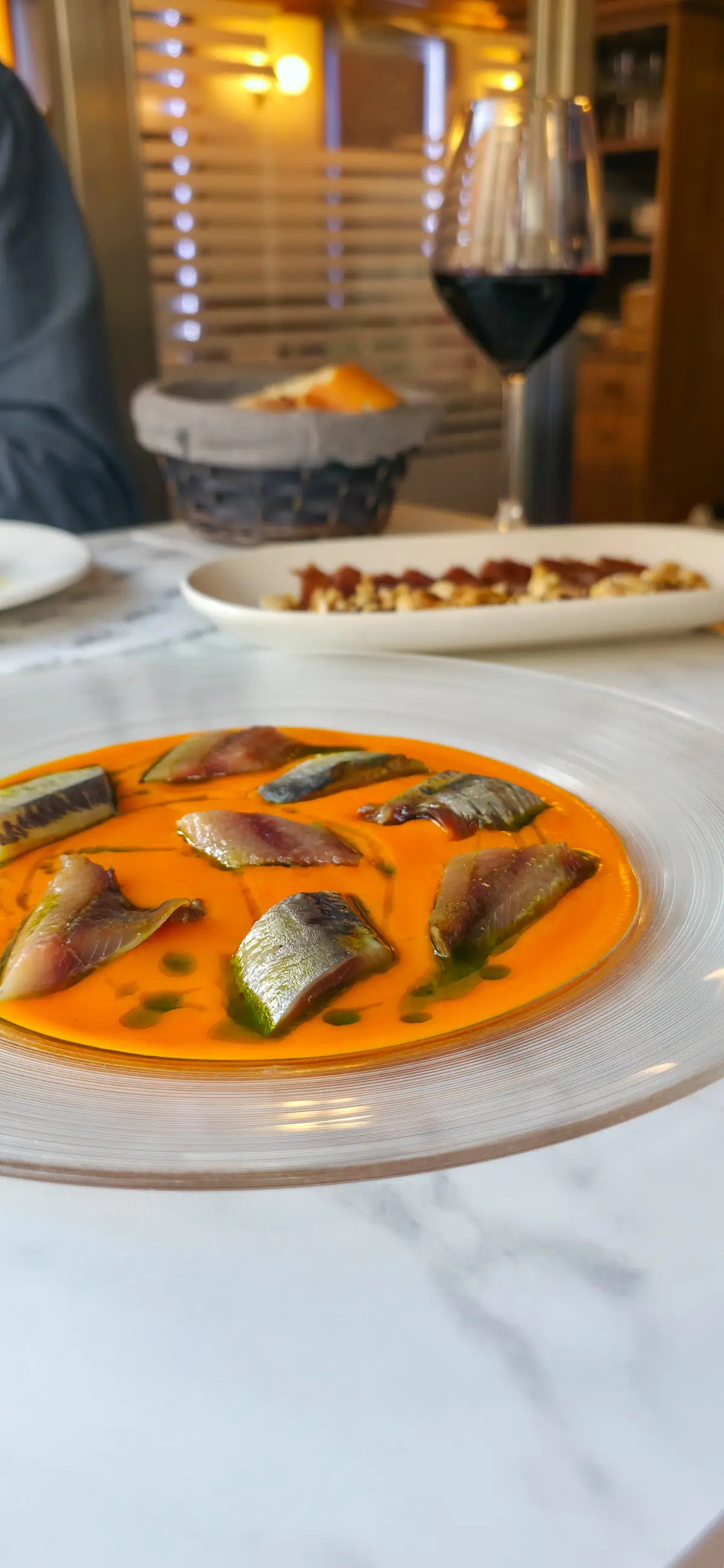 Sardinas ahumadas con salmorejo