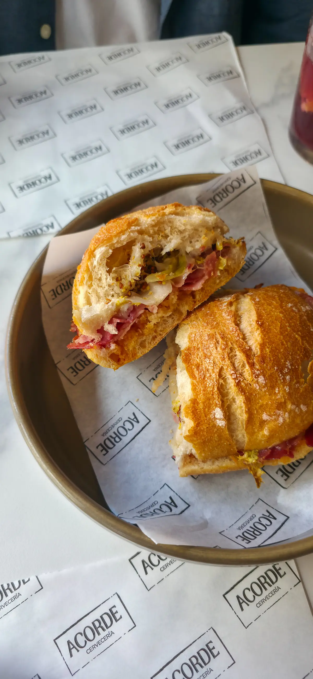 Bocadillo del 12 servido en plato