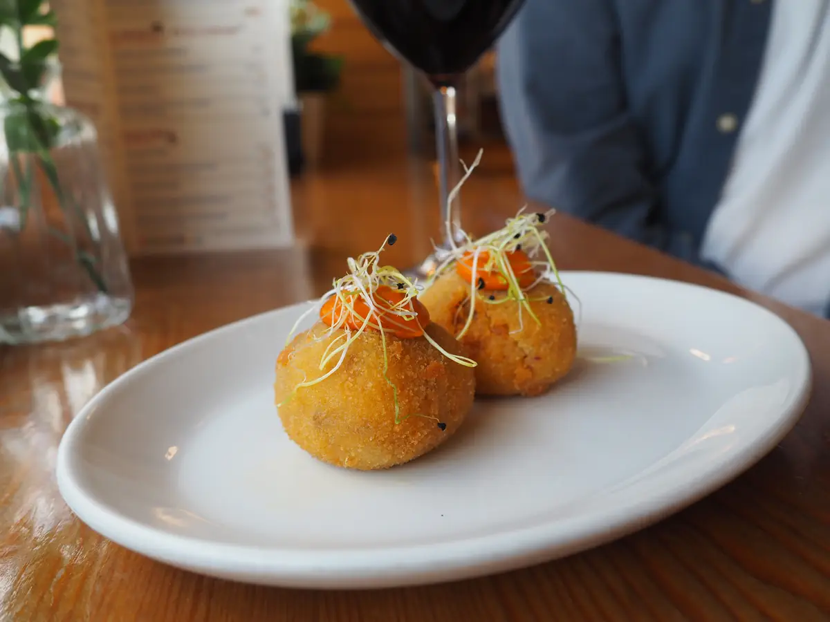 Croquetas servidas en Cervecería Acorde