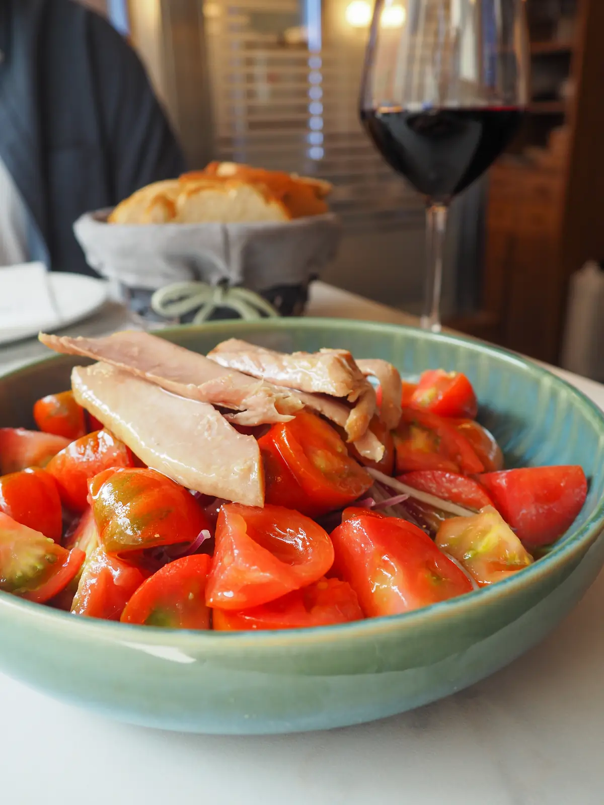Tomate con ventresca y cebolla