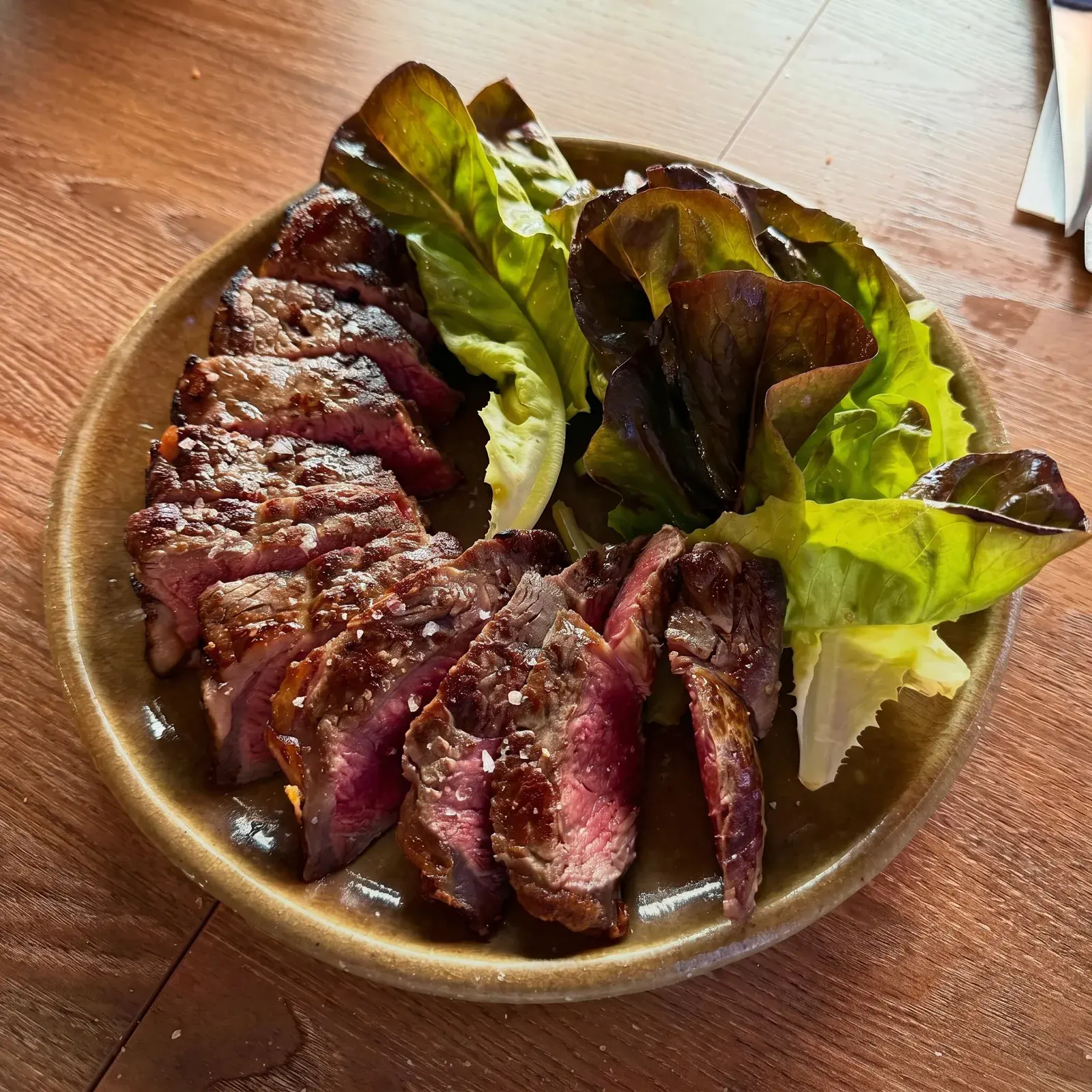Lomo bajo de vaca madurado servido con ensalada
