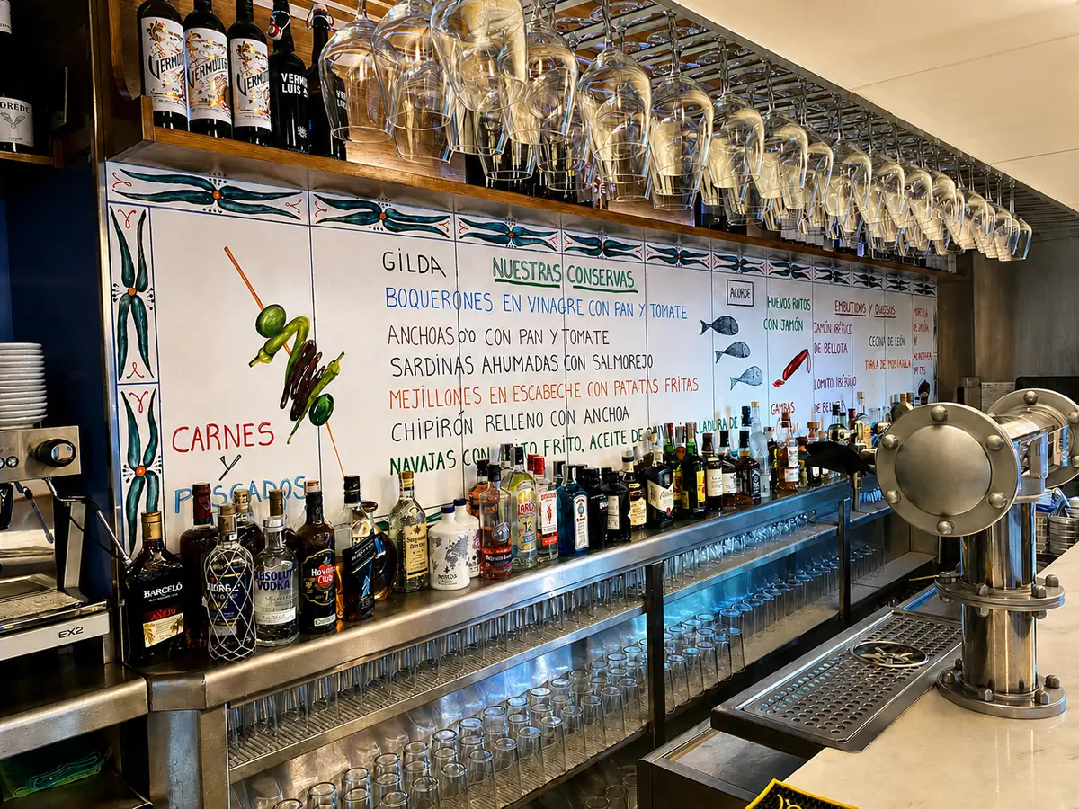 Barra de Cervecería Acorde con botellas y carta pintada en la pared