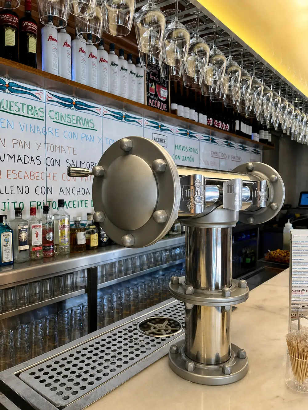 Grifo de cerveza y barra de Cervecería Acorde