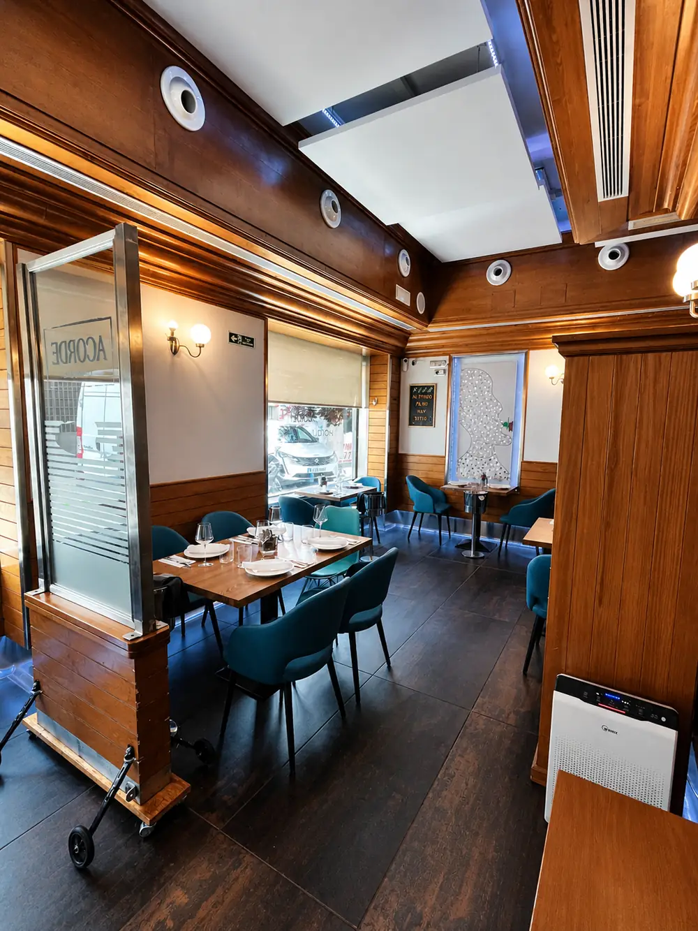 Salón de Cervecería Acorde con mesas preparadas